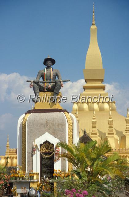 laos 34.JPG - Vat That LuangStupa et statue du roi SetthathiratVentiane, Laos